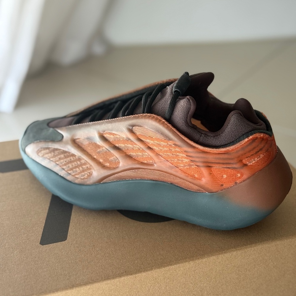 Yeezy 700 v3 NWT